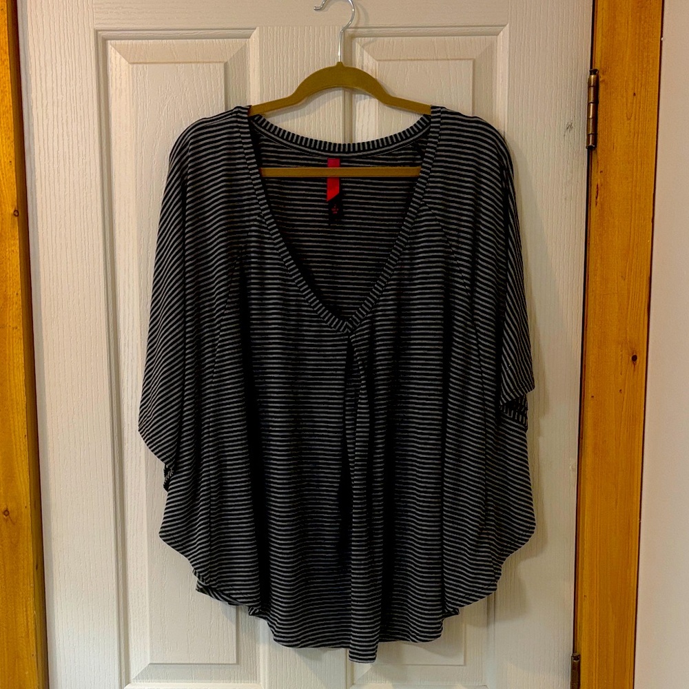 EUC Black and Gray Top - Picture 2 of 9